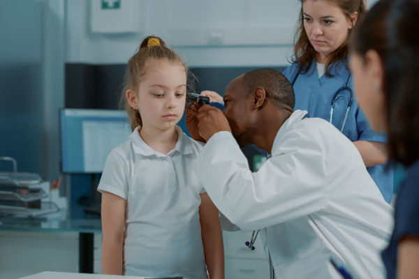 Otoskopia u dziecka – czym jest, kiedy się ją wykonuje, jak przebiega badanie?